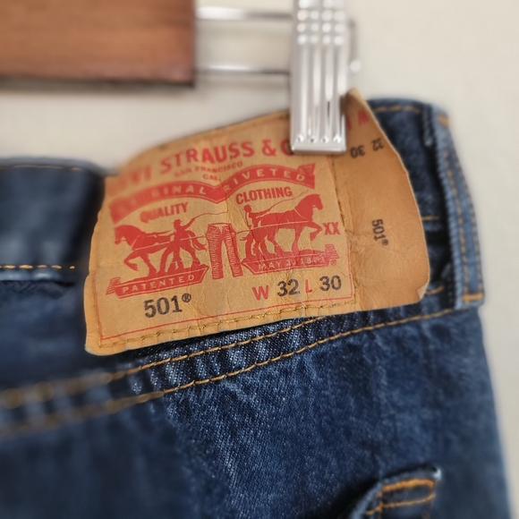 Classic Levi's 501 Men's Blue Jeans Button Fly Dark Wash 32x30 - Picture 3 of 7